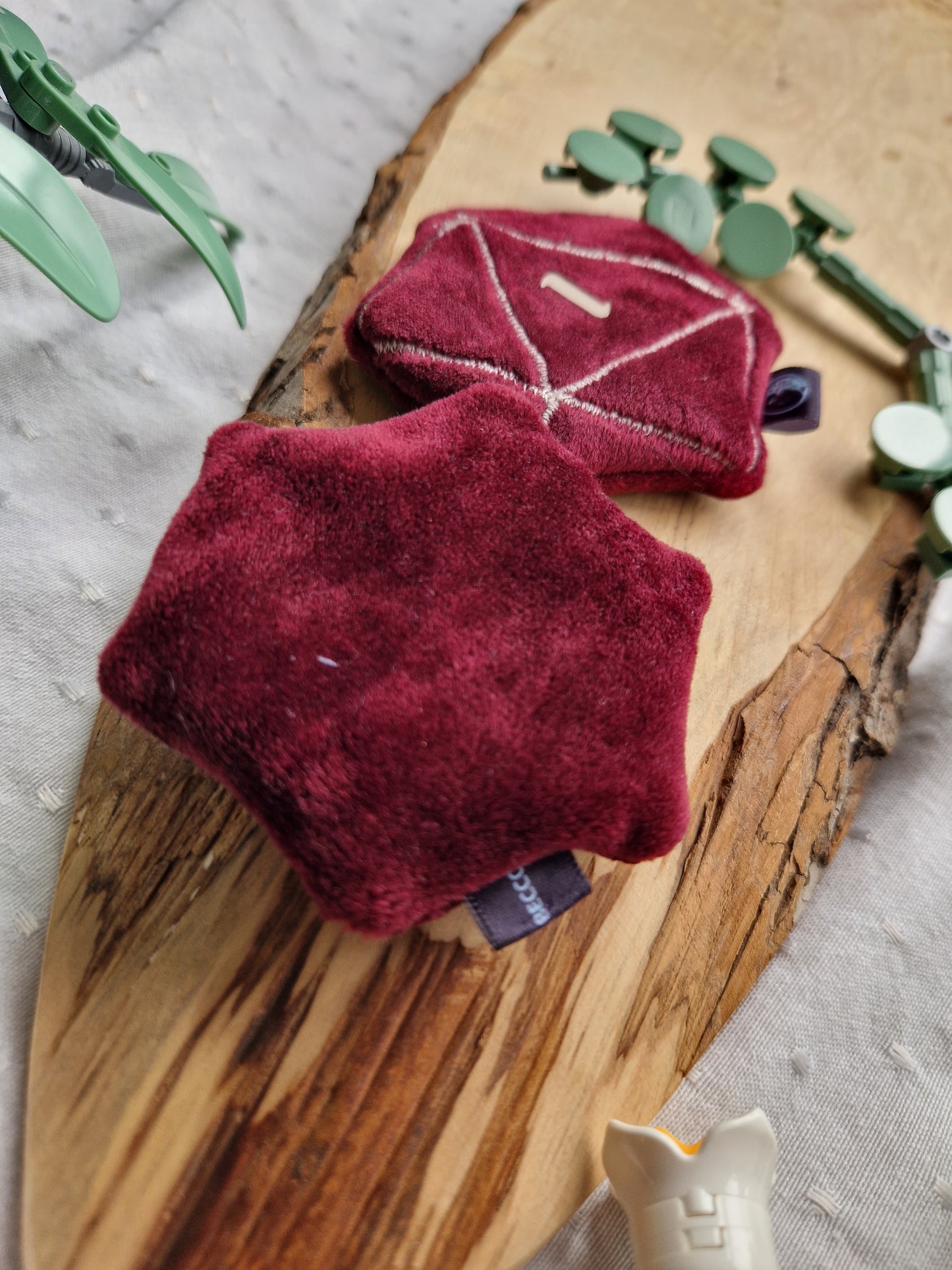 Dice D20 - fidget plush - burgundy red