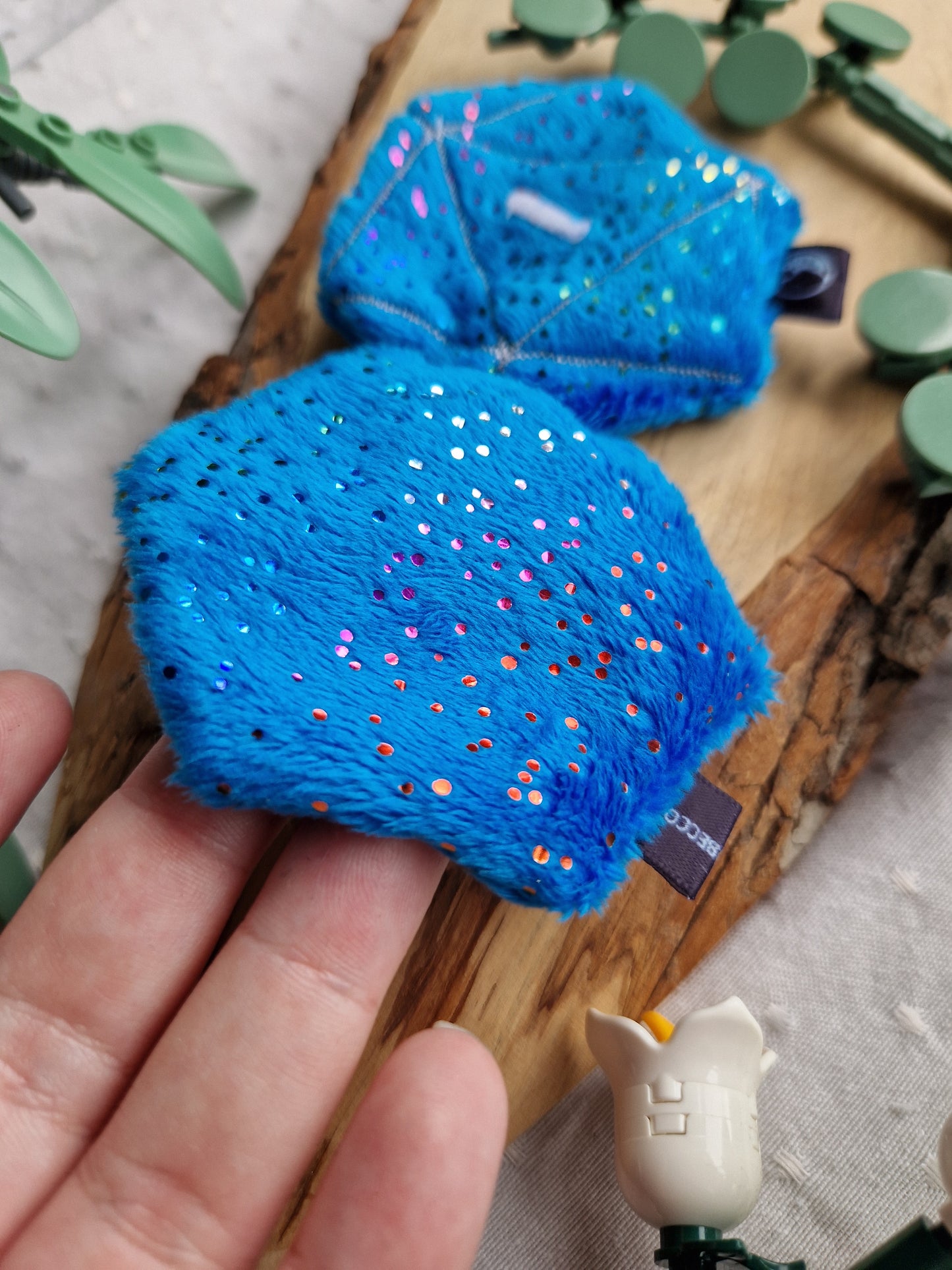 Dice D20 - fidget plush - blue rainbow